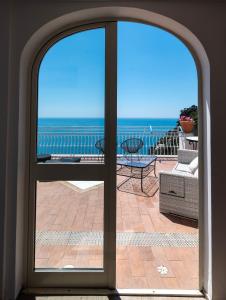 widok na ocean z okna w obiekcie Hostel Brikette w mieście Positano
