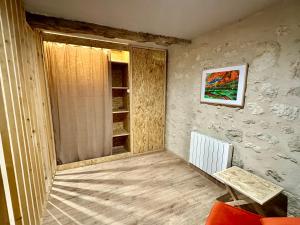 una habitación con una mesa y un estante de libros en Borderie de Vérone, en Espiens