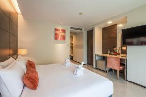een slaapkamer met een wit bed met twee teddyberen erop bij Aree Tara Ao Nang Krabi in Ao Nang Beach