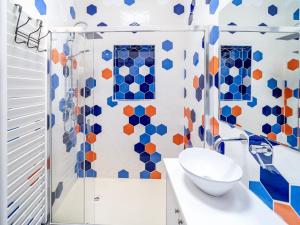 W łazience znajduje się umywalka i prysznic. w obiekcie Hostel Brikette w mieście Positano