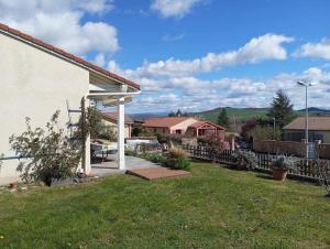 a yard with a fence and a house at Maison 6 personnes Billom in Billom
