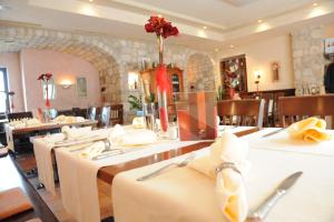 מסעדה או מקום אחר לאכול בו ב-Hotel & Restaurant Braunstein - Pauli´s Stuben