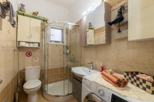 a bathroom with a toilet and a shower and a sink at Doris House by GuestCorfu in Corfu Town +15 photos