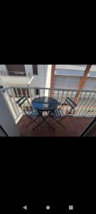 una mesa en medio de un balcón en L'Olivar, en Port de la Selva