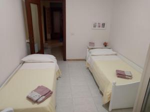 duas camas num quarto de hospital com toalhas em Orchidea1 em Marcianise