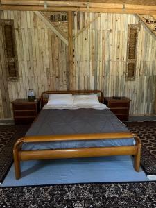 Ένα ή περισσότερα κρεβάτια σε δωμάτιο στο Eco Glamping with Pool between Nafplio and Argos