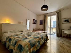 1 dormitorio con cama y ventana grande en Casa Garibaldi, en Trapani