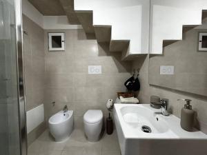 baño con lavabo y aseo y escalera en Casa Garibaldi, en Trapani