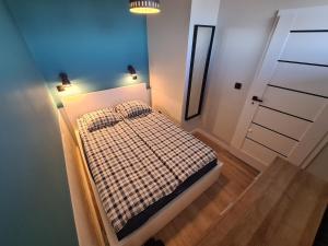 Posteľ alebo postele v izbe v ubytovaní Apartament lazurowy