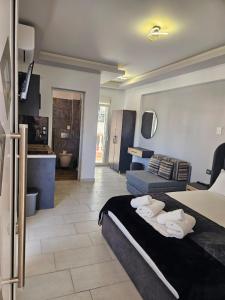 sypialnia z łóżkiem i salon w obiekcie petros house w mieście Sarti