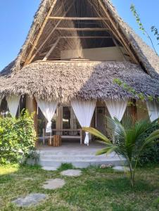 Κήπος έξω από το Cosy cottage 2 Marine Park at Malindi Beach