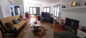 ein Wohnzimmer mit einer Couch und einem Couchtisch in der Unterkunft Casa das Hortências By Alojamentos Vitinho - Vila Nova MIlfontes in Vila Nova de Milfontes