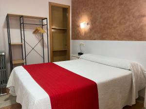 Postel nebo postele na pokoji v ubytování Hostal Sonia Granada