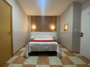 Postel nebo postele na pokoji v ubytování Hostal Sonia Granada