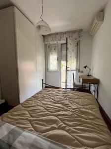 Un dormitorio con una cama y un escritorio y una ventana. en Casa Dotthy, en Spoleto 21 fotos más