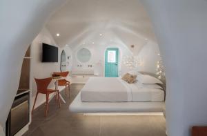 Postel nebo postele na pokoji v ubytování Naxos Cave Suites