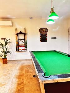 a pool table in the middle of a room at AlliOli Boutique Hotel Spa in Castelló d'Empúries