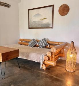 Vertical House Bali في أُلُواتو: غرفة معيشة مع أريكة وطاولة