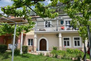 una casa con balcón en la parte superior en Garden Villa Guni en Krujë