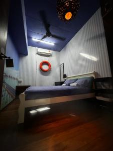 a bedroom with a bed with a blue ceiling at Room in Bayanlepas in Gelugor