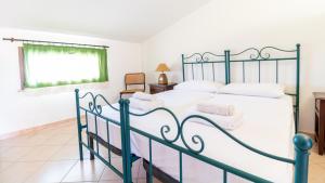 um quarto com uma cama grande com lençóis brancos em Casa Via Leopardi 124 em Càbras