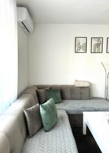 salon z kanapą i stołem w obiekcie Apartman Lara Laktasi w mieście Laktaši