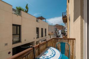 a balcony with a table and chairs on it at OASIS BEACH-CITY apartment in Montgat