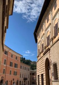 vista da un vicolo tra due edifici di Maison62 a San Severino Marche