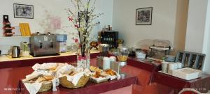 a table with baskets of food on it in a kitchen at Hotel Alnacir in Faro