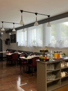 cocina y comedor con mesas y sillas en Hotel Aggertal, en Gummersbach
