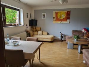 un salon avec un canapé et une table dans l'établissement Ferienwohnung Mosel Hunsrück, à Moritzheim