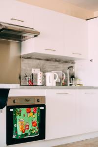 Kuchnia lub aneks kuchenny w obiekcie Mari stunning apartment next to Monaco with a sea view terrace