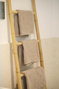 a towel rack with four towels on it at modernes Apartment in Srima