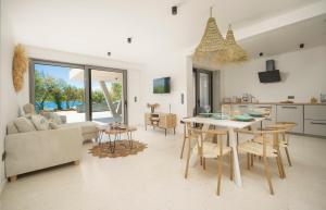 a kitchen and living room with a table and chairs at Exklusives Strandapartment mit Parkplatz & direktem Zugang zum Meer in Srima