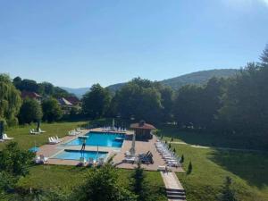 una gran piscina con tumbonas alrededor en Bogolvar Retreat Resort, en Antalovtsi