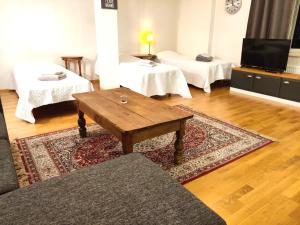 een woonkamer met een salontafel en een televisie bij Reipas in Kotka
