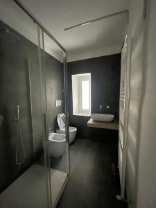 un bagno con doccia, WC e lavandino di Maison62 a San Severino Marche