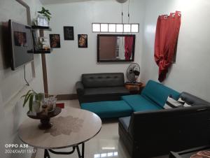 - un salon avec un canapé et une table dans l'établissement RY Nest, à Malaybalay