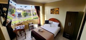 une chambre d'hôtel avec un lit et une fenêtre dans l'établissement Starlight Inn, à Pisco