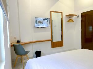Cordex Hotel Marelan Medan的电视和/或娱乐中心