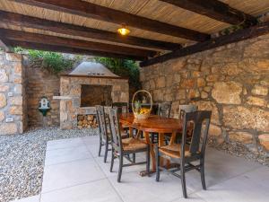 BarciにあるCasa SEMPREの木製テーブルと椅子