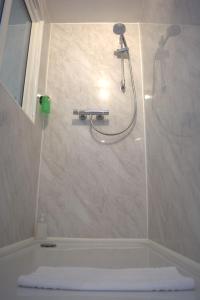 e bagno con doccia e vasca. di Central Wave a Brighton & Hove