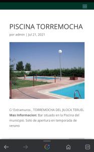 página de un sitio web con una foto de una piscina en Molino Del Río en Torre la Cárcel