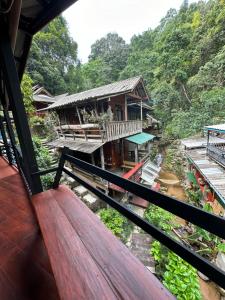 einen Blick vom Balkon eines Hauses in den Bergen in der Unterkunft ไชยพล โฮมสเตย์ หมู่บ้านแม่กำปอง in Ban Pok Nai