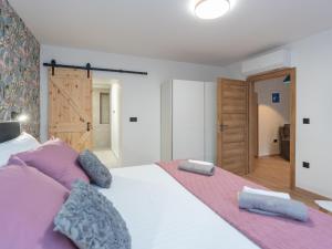 BarciにあるCasa SEMPREのベッドルーム(紫色の枕が付いた大きな白いベッド付) +38枚の写真