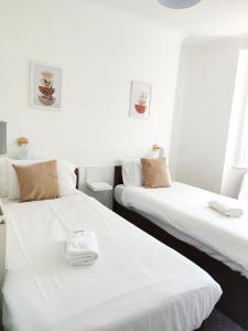 duas camas sentadas uma ao lado da outra num quarto em Horizon em Brighton & Hove