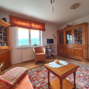 ein Wohnzimmer mit einem Tisch und einem TV in der Unterkunft Ferienwohnung Energie Oase in Millstatt