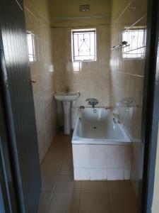 Kupatilo u objektu Mabwe Guest House