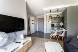 un salon avec une grande télévision à écran plat dans l'établissement Apartament Batorego 7 z parkingiem, à Gdynia