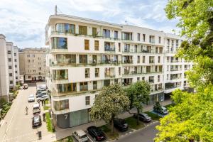 un immeuble d'appartements dans une rue de la ville avec des voitures garées dans l'établissement Apartament Batorego 7 z parkingiem, à Gdynia